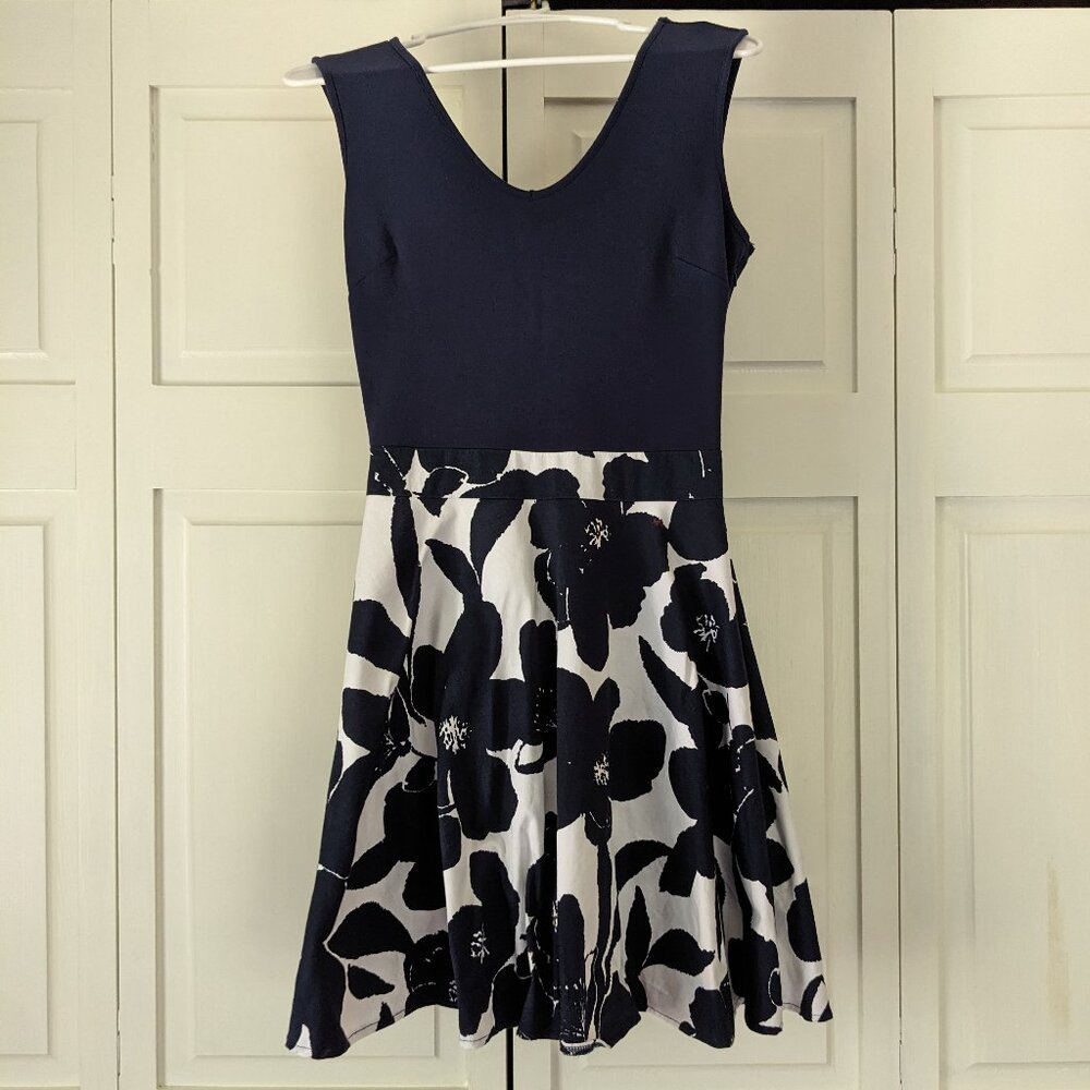 Women's casual v-neck flare floral contrast dress